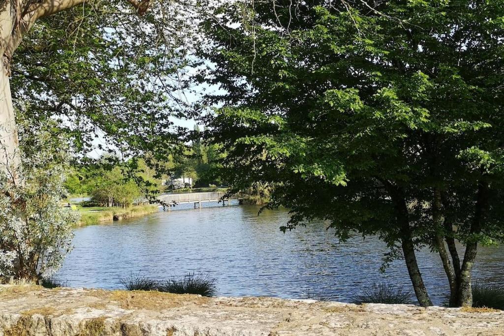 Maison Dans Le Charmant Village De La Vraie-Croix Esterno foto